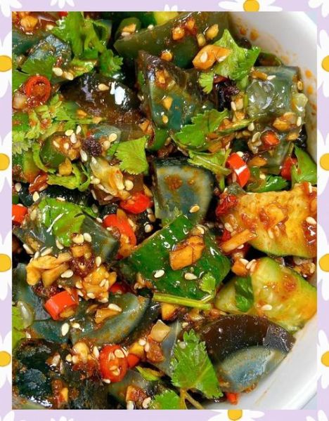 凉拌松花蛋怎么做好吃_松花蛋凉拌要不要焯水