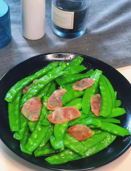 腊肠炒荷兰豆怎么做_腊肠炒荷兰豆需要焯水吗