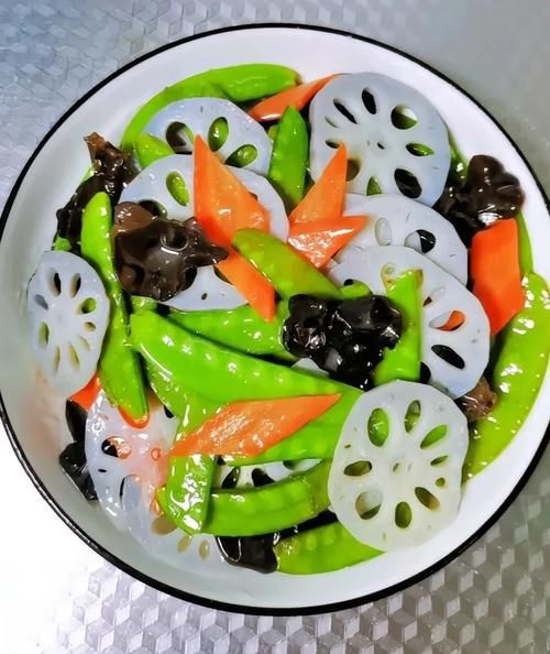 荷塘小炒怎么做_荷塘小炒需要焯水吗