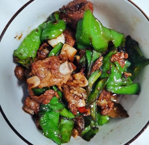 青椒炒排骨怎么做_青椒炒排骨的家常做法