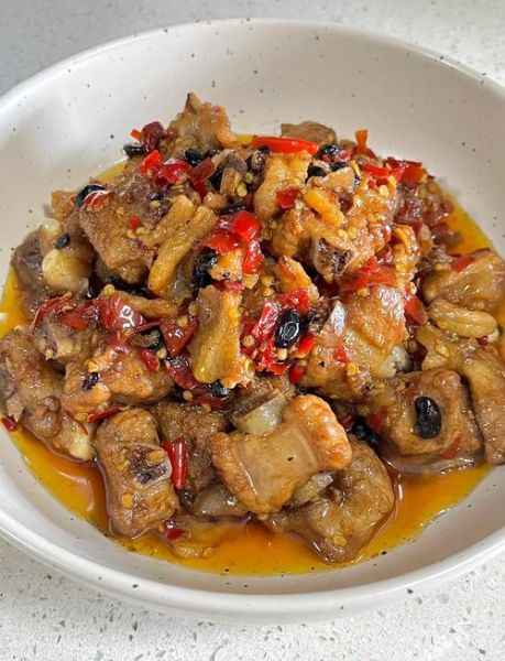 家常炒排骨怎么做_炒排骨先焯水还是先腌制