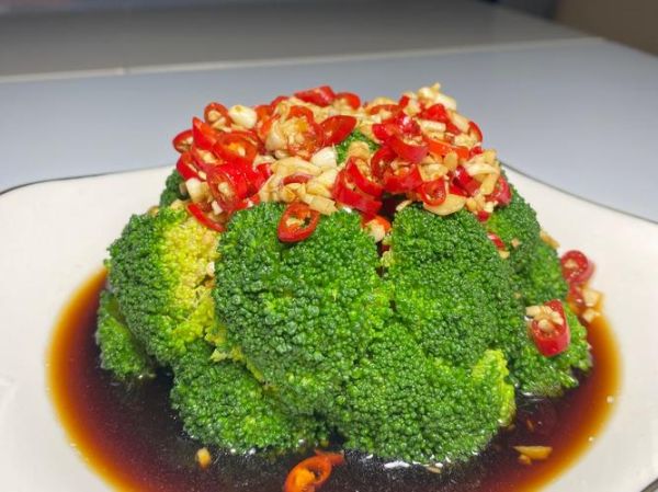 凉拌西兰花怎么做_西兰花焯水几分钟