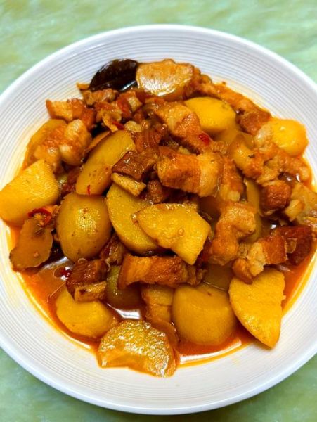 五花肉烧土豆怎么做_五花肉烧土豆最正宗的做法