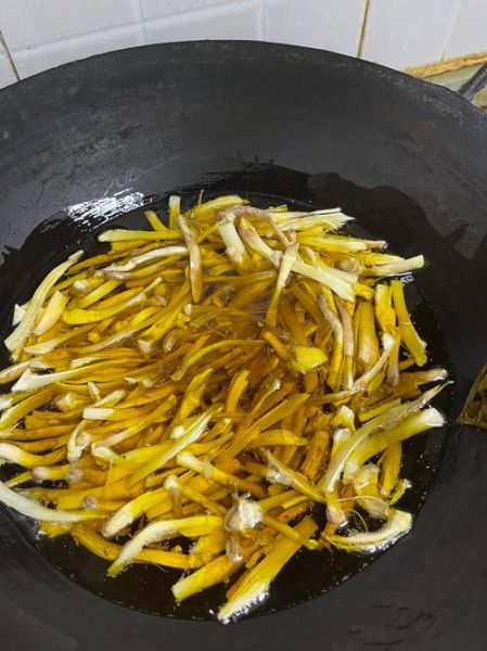 炸鸡枞油的做法_鸡枞菌油炸多久才香