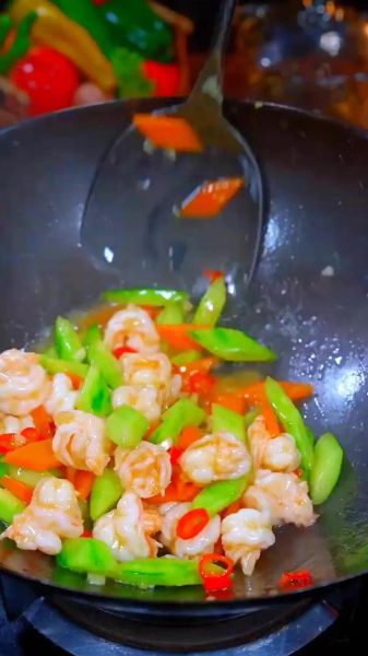 虾仁怎么炒好吃又嫩_虾仁的家常做法步骤