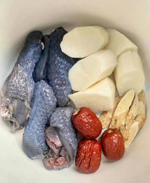 乌鸡山药汤怎么做_乌鸡山药汤的功效与禁忌