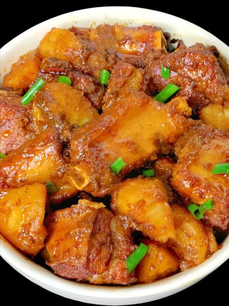 土豆烧排骨家常做法_怎么做才软烂入味