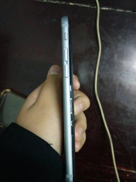 手机屏幕翘起来了怎么办_手机翘屏还能用多久