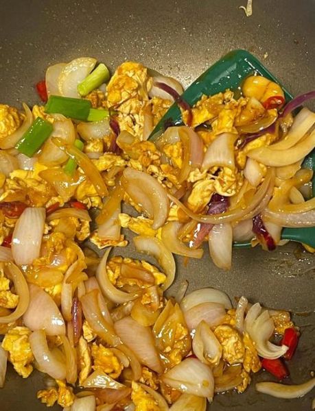 洋葱炒鸡蛋怎么做才好吃_洋葱炒鸡蛋的家常做法