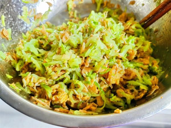 黄瓜饺子馅怎么做_黄瓜饺子馅需要挤水吗
