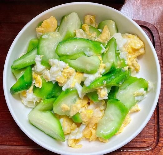 丝瓜炒鸡蛋怎么做_丝瓜炒鸡蛋需要焯水吗