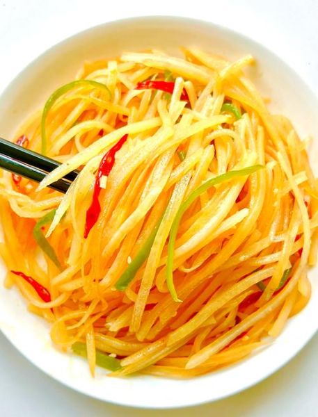 凉拌土豆丝怎么做才脆_土豆丝焯水几分钟