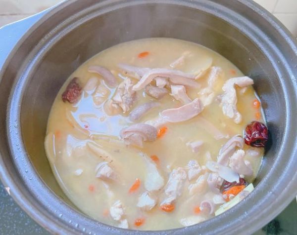 猪肚炖鸡怎么做_猪肚炖鸡需要焯水吗