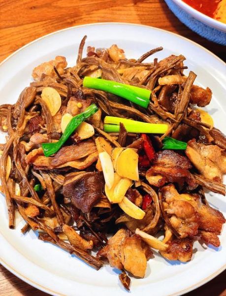 茶树菇怎么做好吃_茶树菇炒肉家常做法