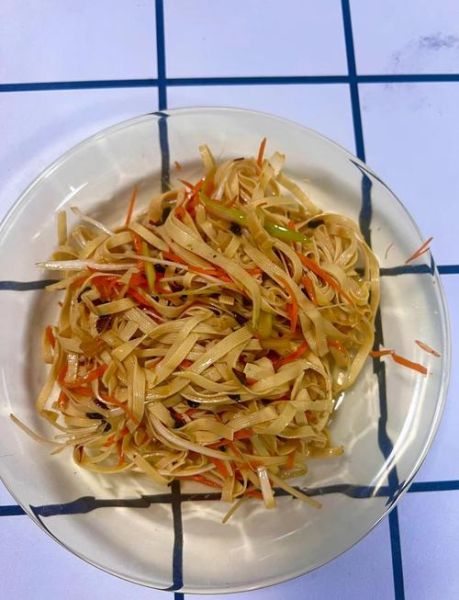 凉拌干丝怎么做好吃_凉拌干丝要不要焯水