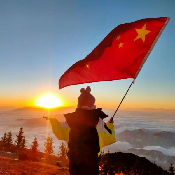 迎风飘扬是什么意思_迎风飘扬的用法有哪些