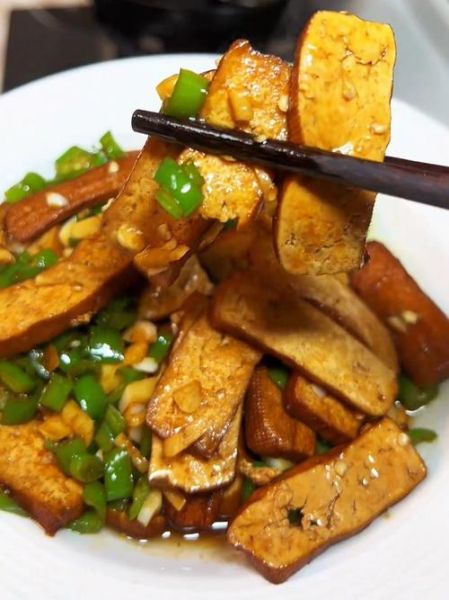 青椒炒香干怎么炒好吃_青椒炒香干的家常做法