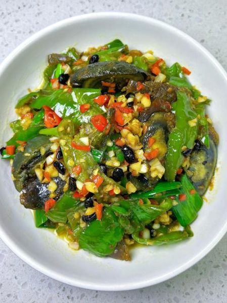 辣椒皮蛋怎么做_皮蛋拌辣椒家常做法