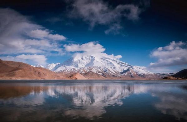 新疆山峰有哪些特点_如何形容新疆山峰