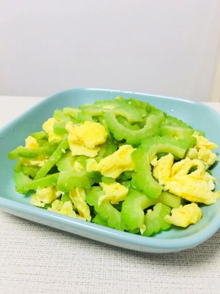 苦瓜炒鸡蛋怎么做不苦_苦瓜炒蛋要不要焯水