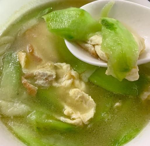 西红柿丝瓜蛋汤怎么做_丝瓜蛋汤要不要先炒西红柿