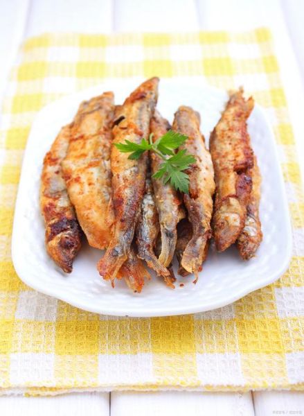 炸小鱼怎么炸才酥脆_炸小鱼的家常做法
