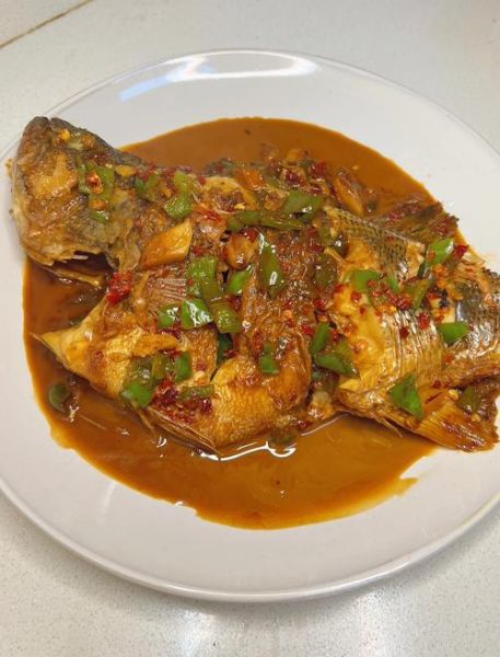 煎鱼怎么不粘锅_家常煎鱼不破皮技巧