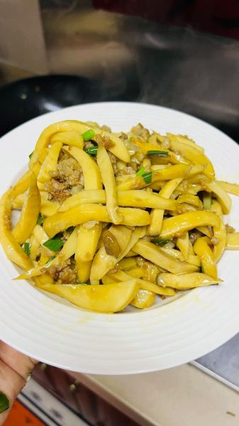 鸡腿菇炒肉怎么炒好吃_鸡腿菇炒肉用焯水吗