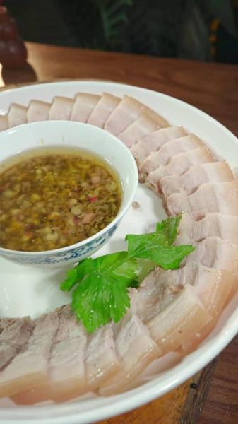 白灼五花肉怎么做才脆嫩_正宗白灼五花肉做法