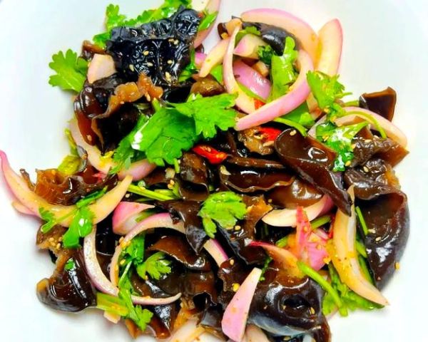 洋葱拌木耳怎么做_洋葱木耳凉拌需要焯水吗