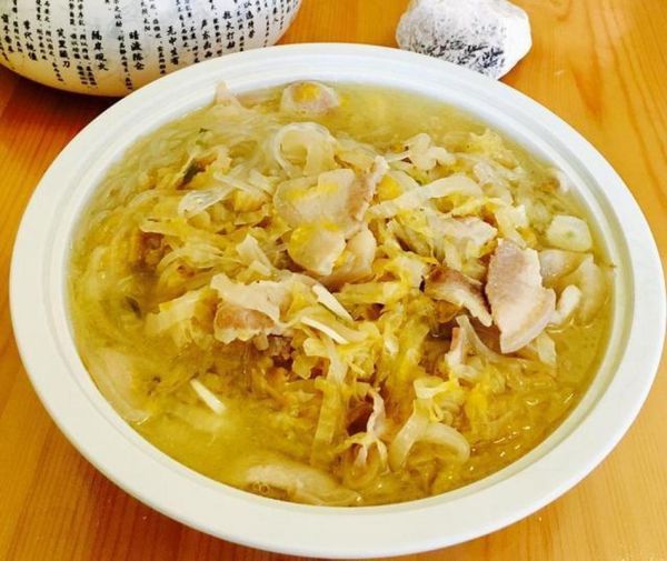 五花肉炖酸菜怎么做_酸菜炖五花肉需要焯水吗