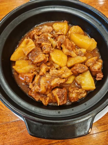 牛肉炖土豆怎么做好吃_牛肉炖土豆的家常做法