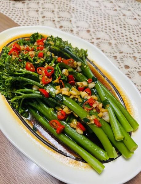 西兰花凉拌怎么做_焯水几分钟口感最好