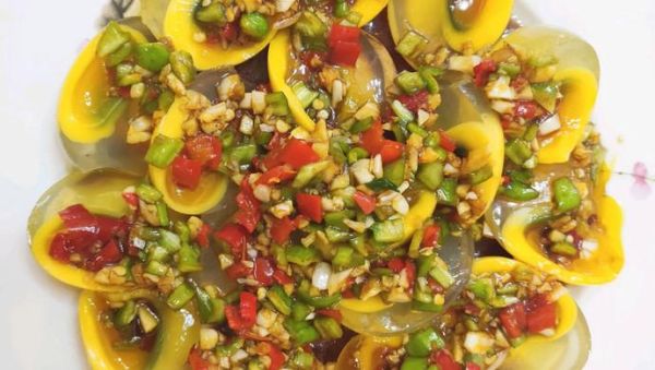 剁椒皮蛋怎么做_皮蛋怎么切不碎