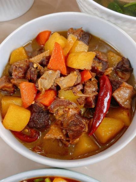 土豆烧牛腩怎么做_牛腩炖多久才软烂