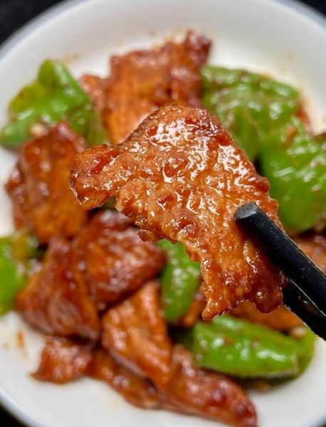 青椒炒肉怎么做_青椒炒肉的家常做法步骤