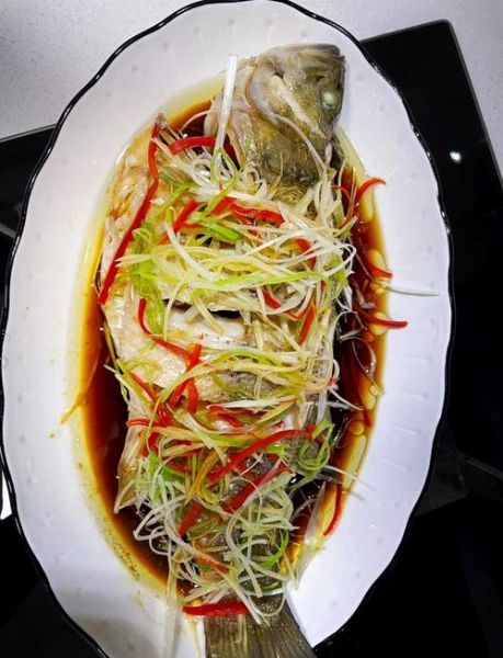 家常鱼怎么做好吃_清蒸鲈鱼最正宗的做法