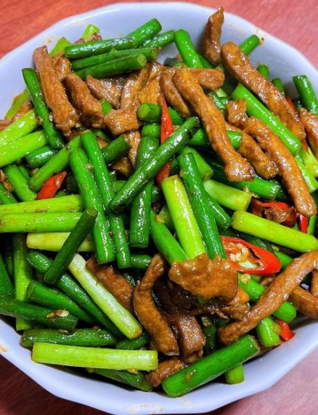 肉炒蒜苔怎么做才好吃_蒜苔炒肉用哪个部位