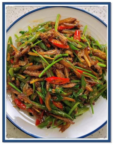 辣椒炒小鱼干怎么做_小鱼干要不要先泡水