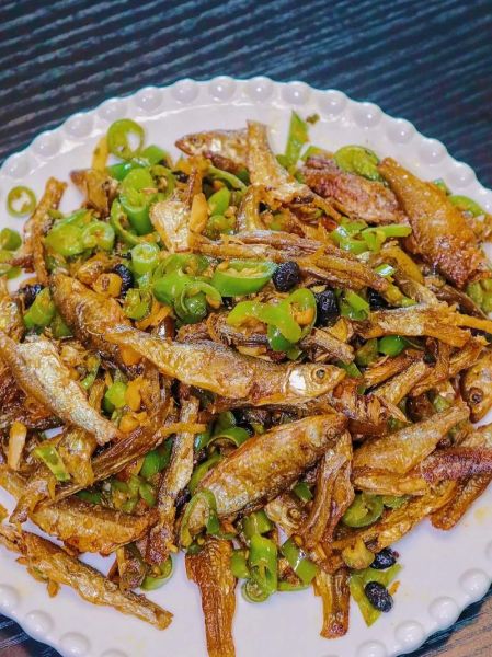 辣椒炒小鱼干怎么做_小鱼干要不要先泡水