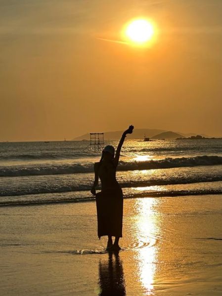 海边日出最佳观赏时间_海边拍照穿什么颜色衣服好看