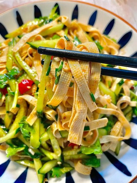凉拌豆腐皮怎么做好吃_豆腐皮凉拌要不要焯水