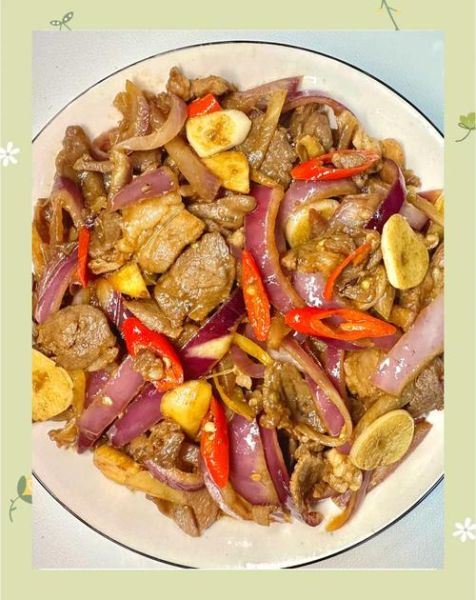 洋葱炒羊肉怎么炒才嫩_洋葱炒羊肉用不用焯水