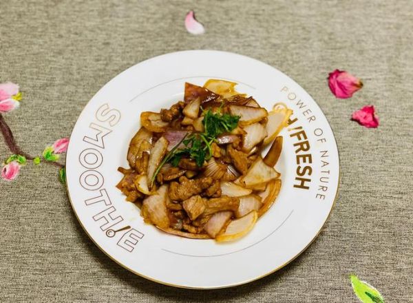 洋葱炒羊肉怎么炒才嫩_洋葱炒羊肉用不用焯水