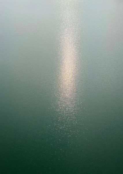 波光粼粼的近义词有哪些_如何描写水面闪光