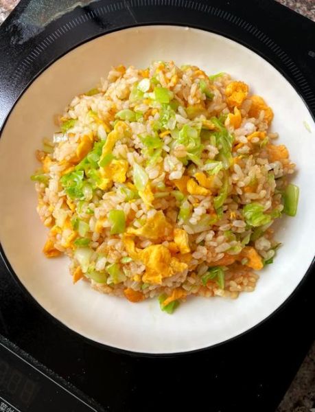 家常蛋炒饭怎么做_隔夜饭先炒还是先打蛋