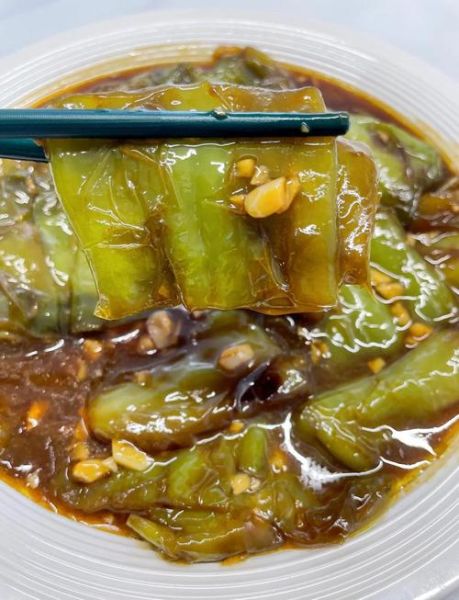 油焖尖椒香菜怎么做_尖椒香菜要不要焯水