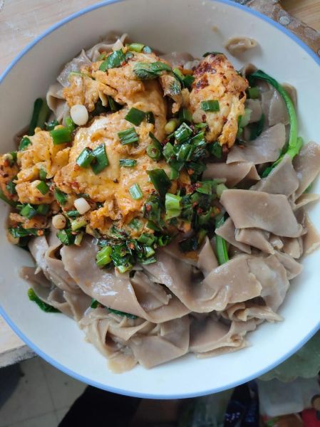 红薯叶面条怎么做_红薯叶面条的家常做法