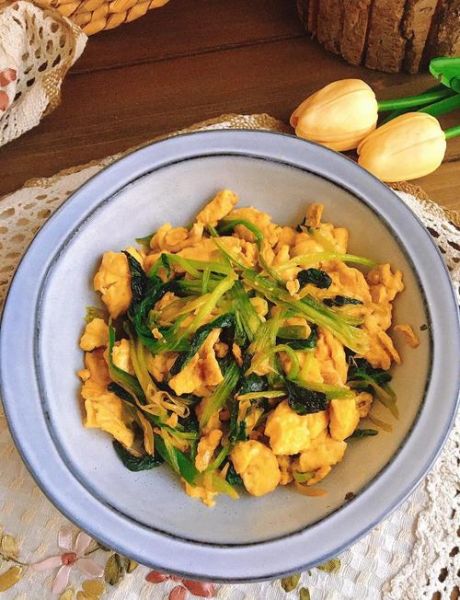 菠菜炒鸡蛋怎么做_菠菜炒鸡蛋需要焯水吗