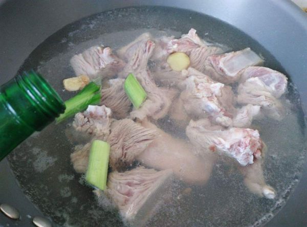 炖排骨怎么做才好吃_炖排骨焯水用冷水还是热水